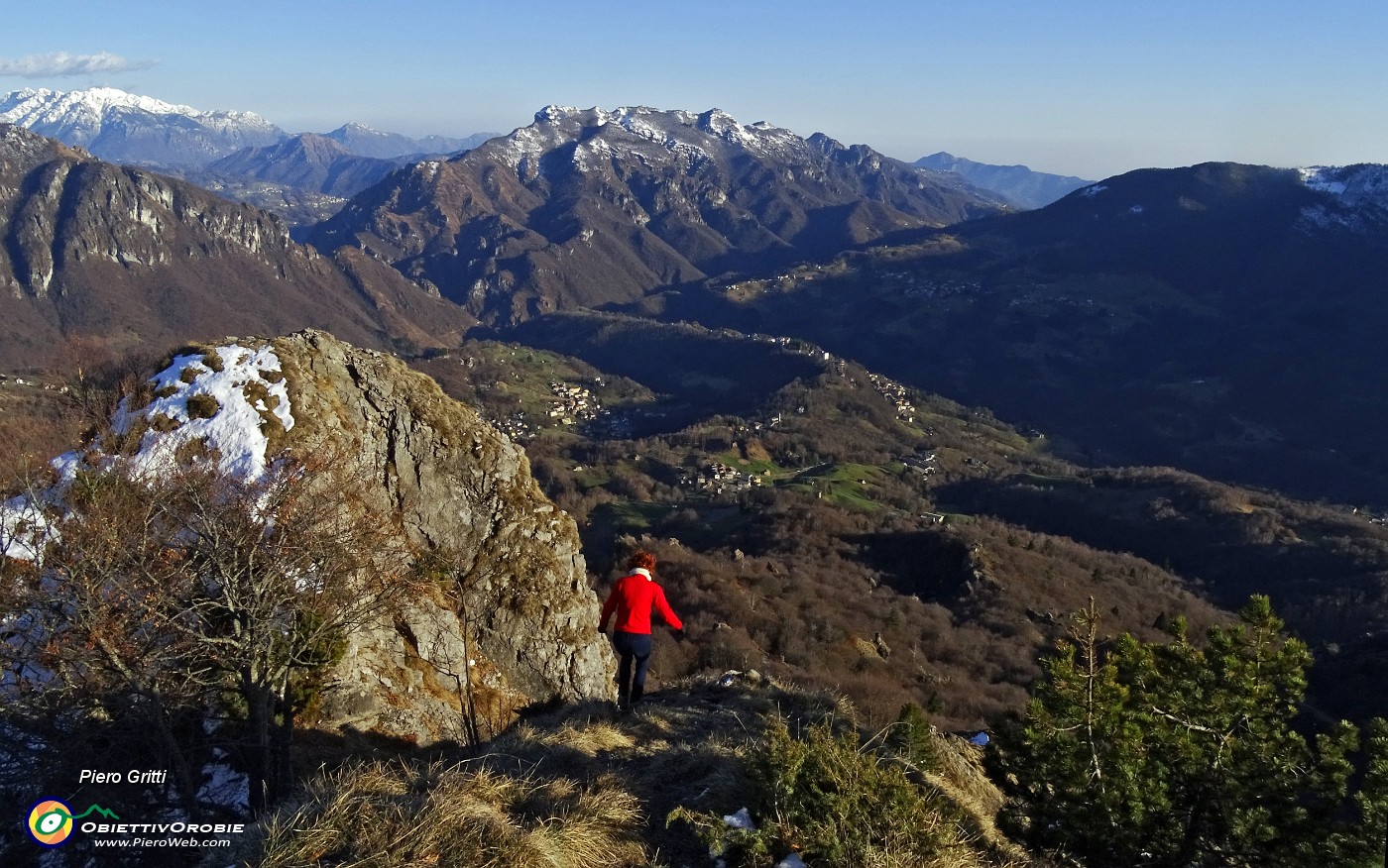 61 Scendiamo ammirando il panorama sulla Val Taleggio.JPG -                                